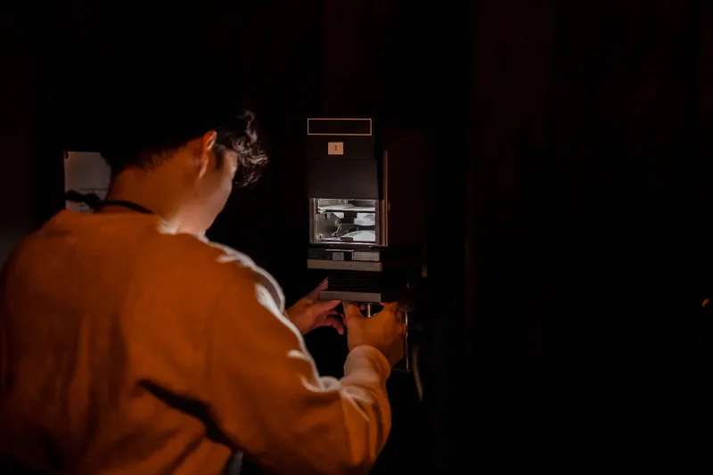 Red Light, Real Light: The Darkroom Photographers Who Left the Algorithm Behind